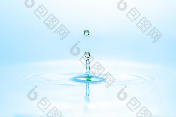 蓝色的绿色水滴复制空间阿卡颜色