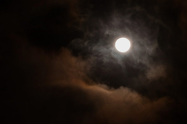 完整的月亮闪亮的明亮多云的天空月光