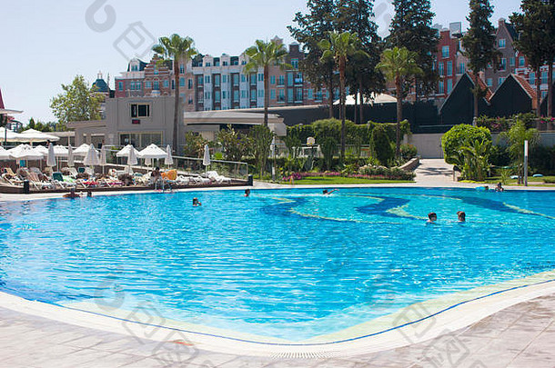 凯默，安塔利亚，土耳其——2018年7月19日：巴鲁特酒店的大型<strong>游泳</strong>池，人们在蓝色的<strong>夏日</strong>天空下<strong>游泳</strong>