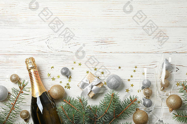 白色木质背景上的<strong>圣诞</strong>饰品和香槟，空间