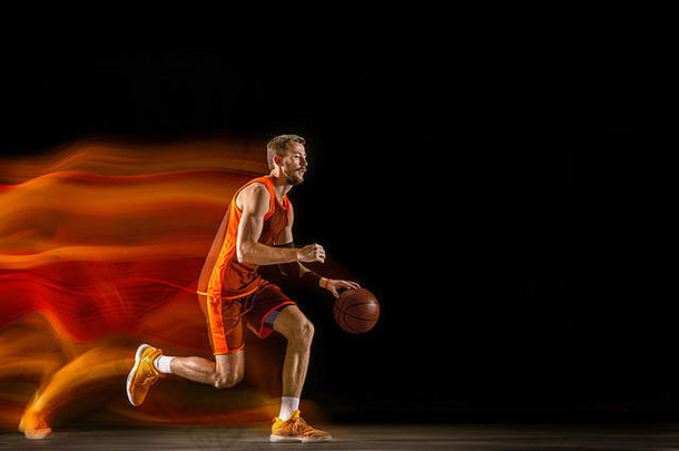 彗星年轻的高加索人篮球球员红色的团队行动运动混合光黑暗工作室背景概念体育运动运动能源动态健康的生活方式