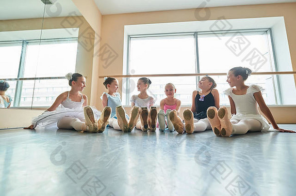 集团快乐微笑芭蕾舞 演员地板上