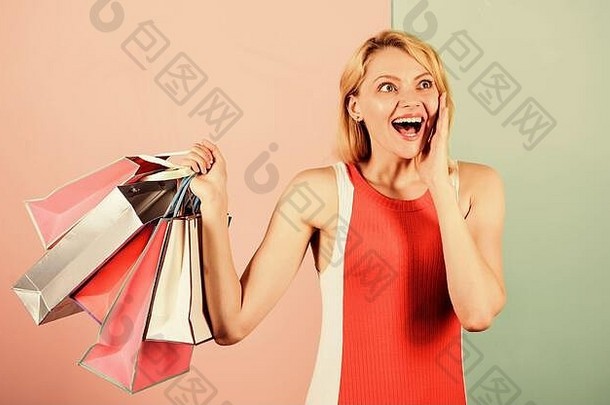 储蓄购买快乐女人购物者大出售女购物狂持有购物袋现在包假期准备夏天折扣特殊的提供黑色的星期五商店收尾