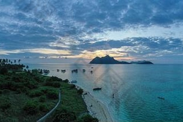 马来西亚婆罗洲沙巴Sempona日出/日落时Sempona岛和海上吉普赛水村鸟瞰图。