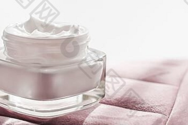 罐装面霜保湿霜、豪华护肤化妆品和有机抗衰老产品，为健康美容品牌