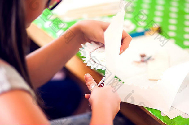 孩子们手使艺术作品木油漆工艺品工作场所手工艺剪纸