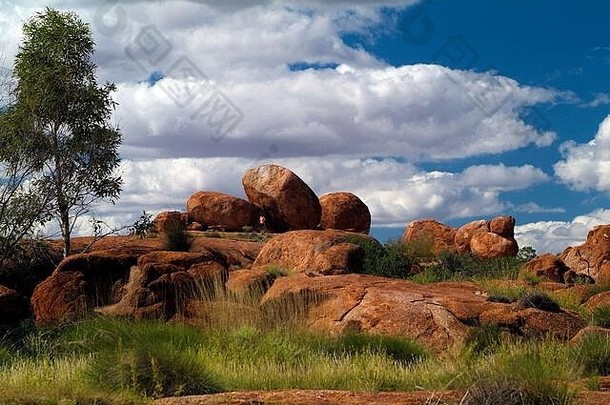 澳大利亚北部地区的岩石被命<strong>名</strong>为魔鬼大理石，又<strong>名卡</strong>鲁-<strong>卡</strong>鲁