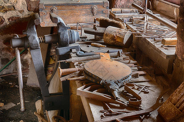 旧铁匠铺的长凳上的工具