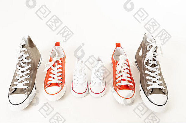 《togetherness Fam》中不同尺寸的白色背景空间上隔离的父亲、母亲和儿子、女儿的胶鞋运动鞋概念图