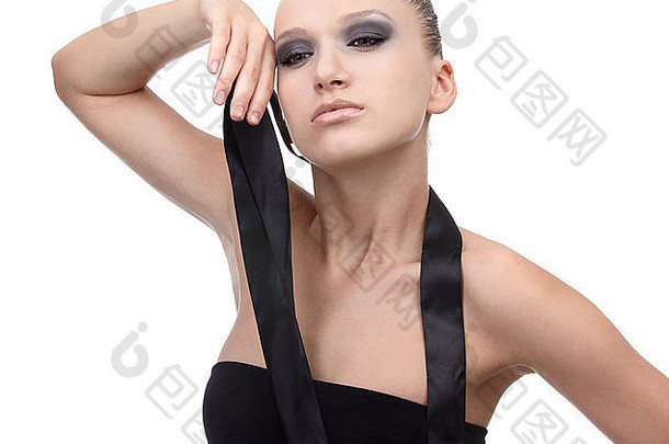 美丽的黑发模特的画像，用黑布和花边摆姿势