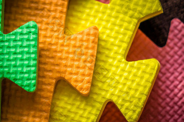 儿童软玩具垫子的彩色拼接部分的特写