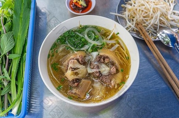 广受欢迎的越南食品-Pho面条汤与牛肉、肉类和蔬菜一起食用