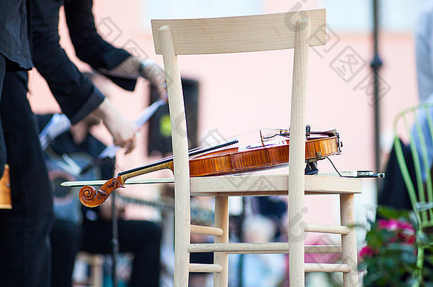 小提琴木椅子音乐会