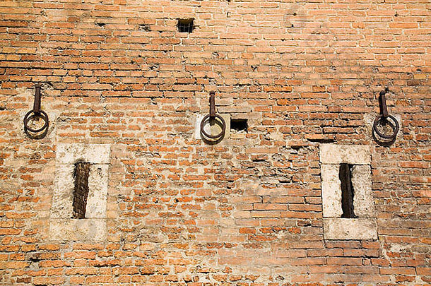 意大利锡耶纳托斯卡纳城周围罗马城墙上的窄窗和铁环