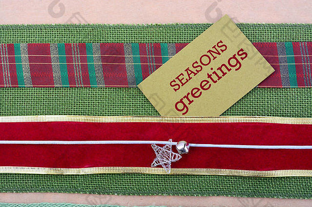 假期问候背景关闭古董礼物包装多个节日圣诞节主题丝带礼物标签