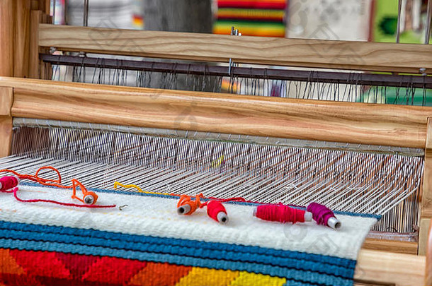 传统的色彩斑斓的古董编织织机线程纱