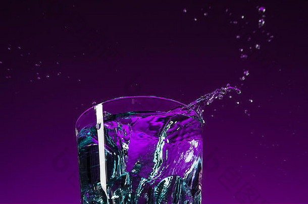水溅玻璃淡紫色背景