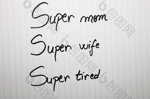 超级妈妈超级老婆超级累在纸上给妈妈写情书。标签上印有母亲节的可爱信息。