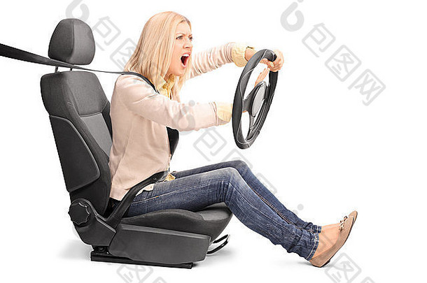 愤怒的年轻的女人假装开车按汽车喇叭角孤立的白色背景
