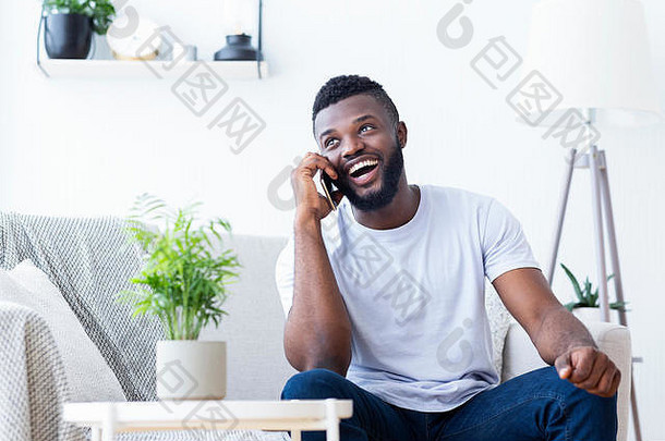 一个健谈的非洲男人在和朋友通电话