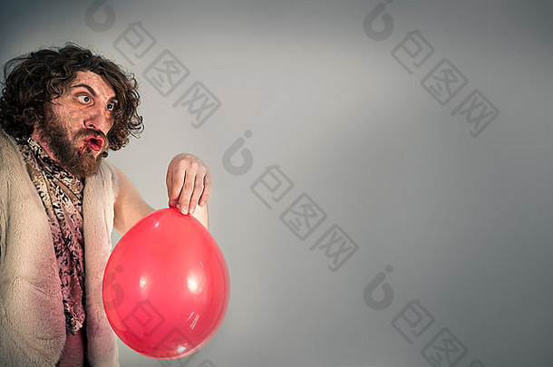 愚蠢的穴居人普通员工让人困惑红色的生日气球