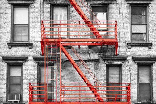 美国纽约市黑白过滤住宅楼的红色<strong>消防通道</strong>。