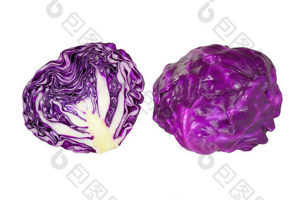 新鲜成熟的紫色卷心菜，一整一切成两半，白色背景