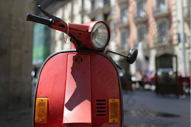 复古的红色的踏板车小镇街