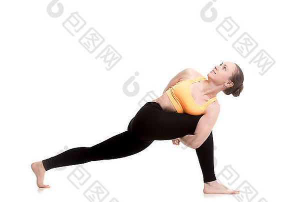 美丽的运动女孩明亮的橙色运动服装瑜伽培训肺锻炼旋转一边角构成帕里夫塔