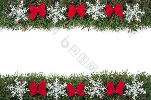 圣诞框架，由冷杉树枝制成，装饰有蝴蝶结和雪花，在白色背景上隔离开来
