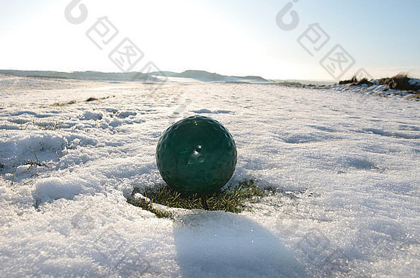 绿色球雪覆盖链接高尔夫球爱尔兰冬天