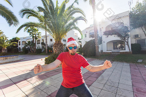 假期人概念有趣的男人。圣诞节他跳舞在户外