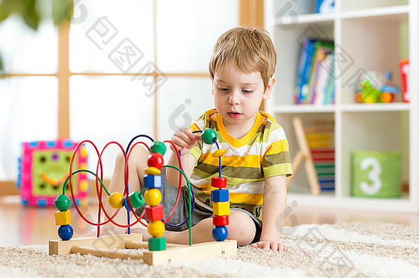 小男孩在室内玩教育玩具
