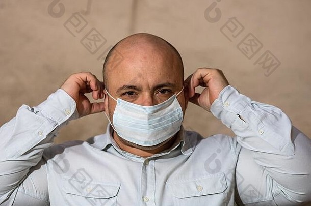 生病的年轻的男人。医疗保护脸面具说明了流感大流行冠状<strong>病毒</strong>疾病模糊背景科维德爆发欧洲流感乔克