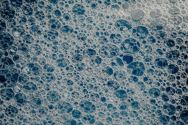 蓝色肥皂泡沫特写的抽象背景纹理