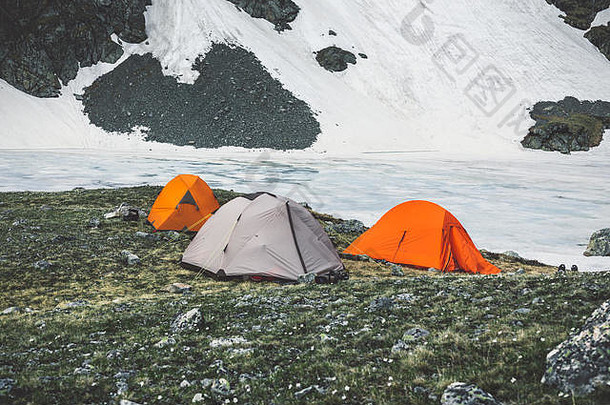 野营帐篷高山背景岩石山峰冻湖概念体育生活方式冒险假期户外