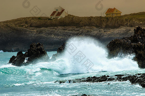 波崩溃岩石海滩坎塔布里亚西班牙水平图像