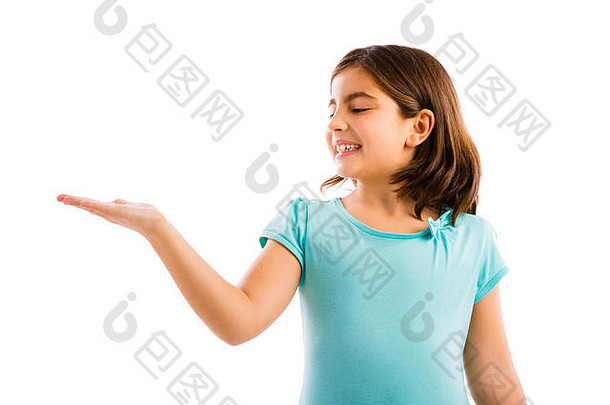 在白色背景下，一个小女孩在手上展示了一些东西