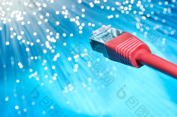 未来技术背景，蓝色背景上红色光纤网络电缆末端的特写