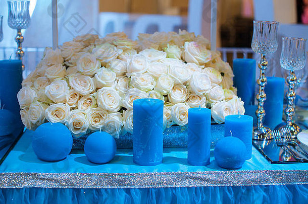 装饰婚礼风格蓝色的花蜡烛