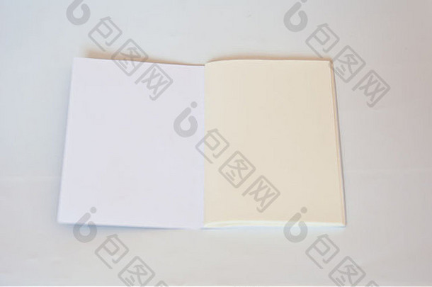 白色背景上的旧空白笔记本