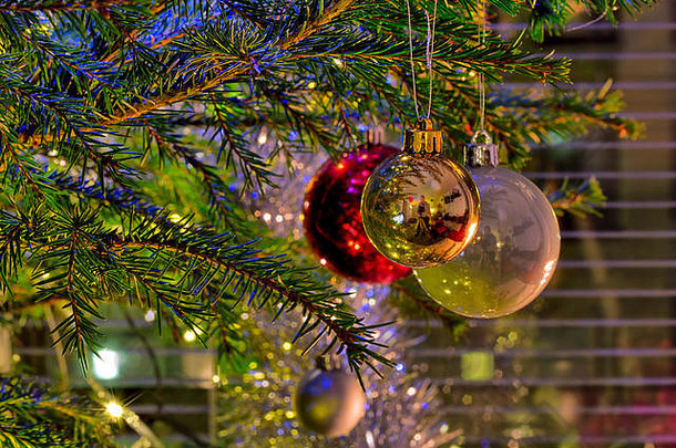 装饰<strong>圣诞节</strong>树