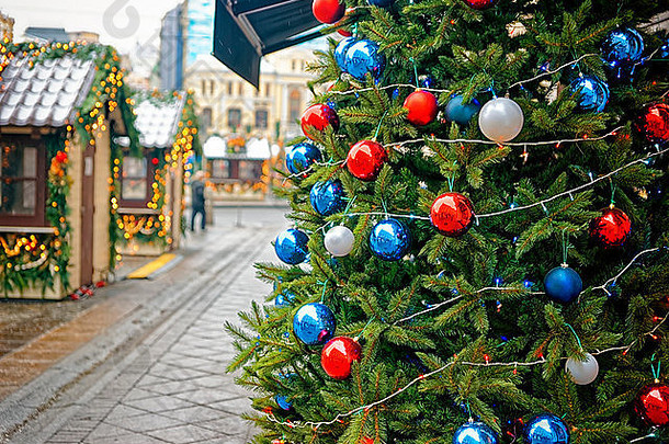 红色的蓝色的装修球圣诞节树街市场