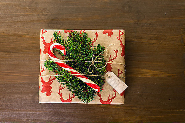圣诞节礼物包装棕色（的）纸红色的丝带