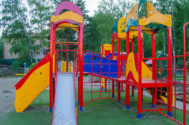夏天公园里的儿童游乐场，有滑梯和秋千