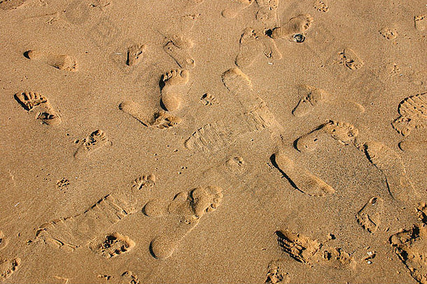 在沙滩上的脚印