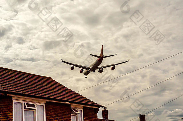 乘客飞机飞行屋顶住宅房屋低飞机苍蝇红色的屋顶瓷砖运输