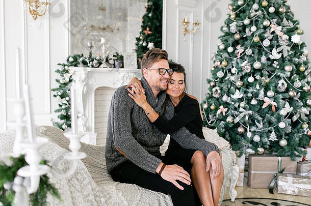 年轻的夫妇<strong>快乐</strong>家庭有趣的首页圣诞节早....明亮的生活房间<strong>快乐</strong>一年装饰圣诞节树