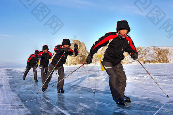 在贝加尔湖的冰面上滑冰的人。