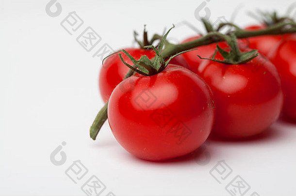 葡萄藤上的红番茄